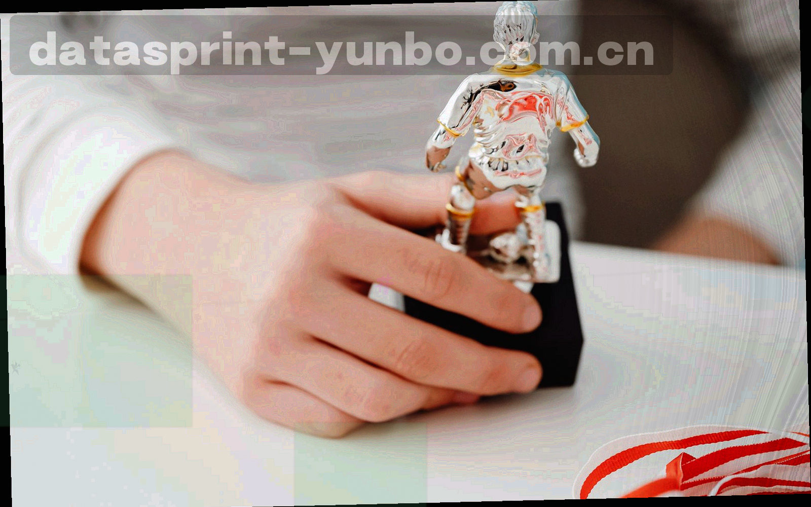 桌面端赛程界面示意：横向时间轴排列同一时段并行的多场比赛区块，顶部挂筛选器与项目标签
